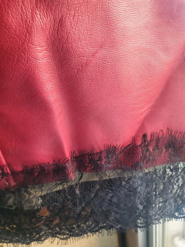 Falda polipiel granate con puntilla