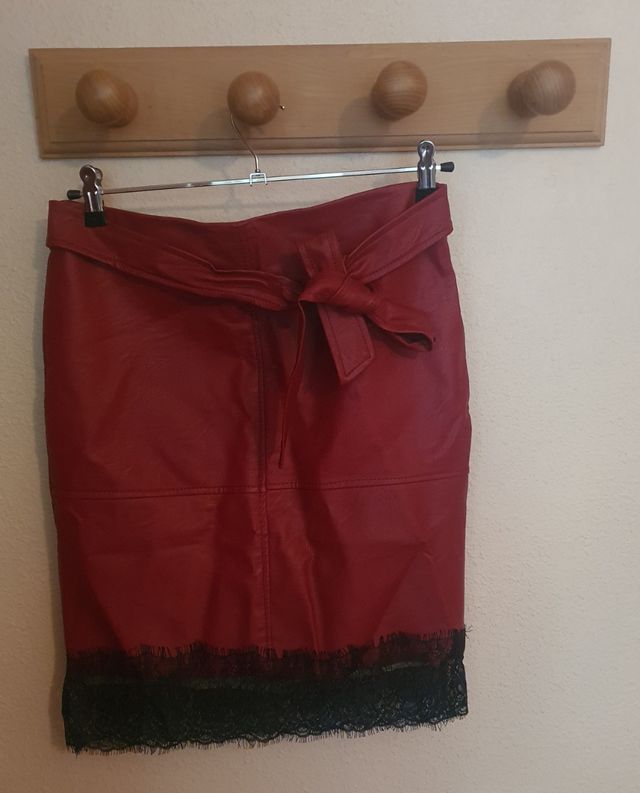 Falda polipiel granate con puntilla