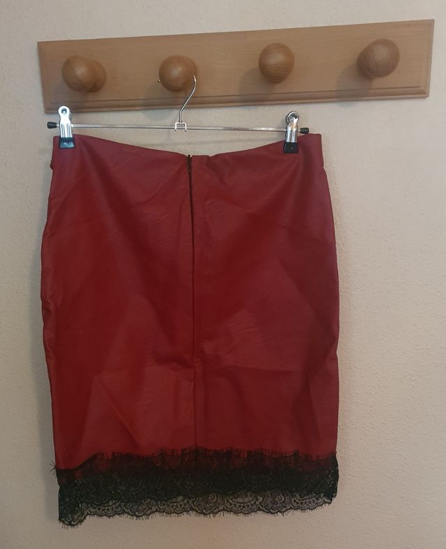 Falda polipiel granate con puntilla