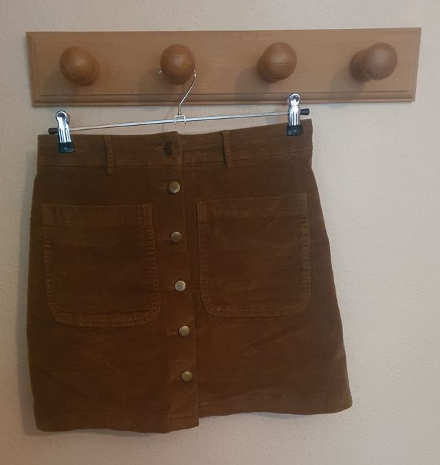 Falda marrón ante