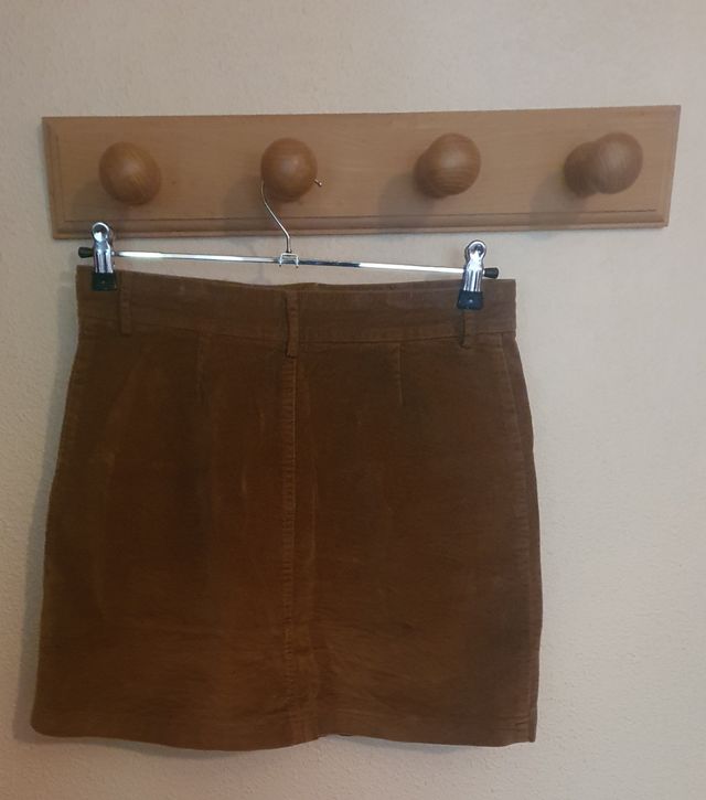 Falda marrón ante