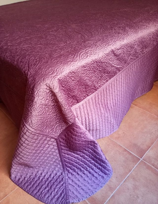 Ropa de cama. Colcha matrimonio mas cojines