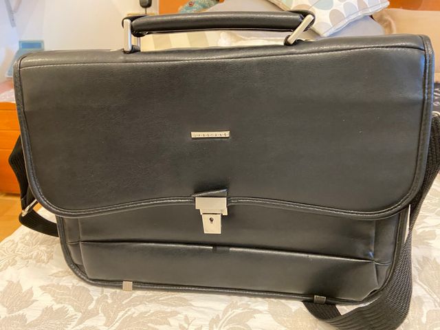 Cartera cuero negro.