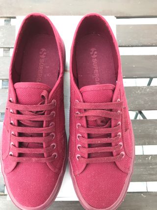 Superga hombre burdeos Pompeii Asics Nike Adidas de segunda mano por 65 EUR  en Sevilla en WALLAPOP