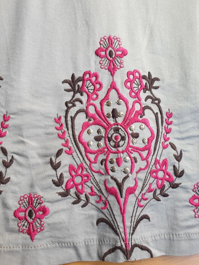 Vestido beige con bordado en rosa