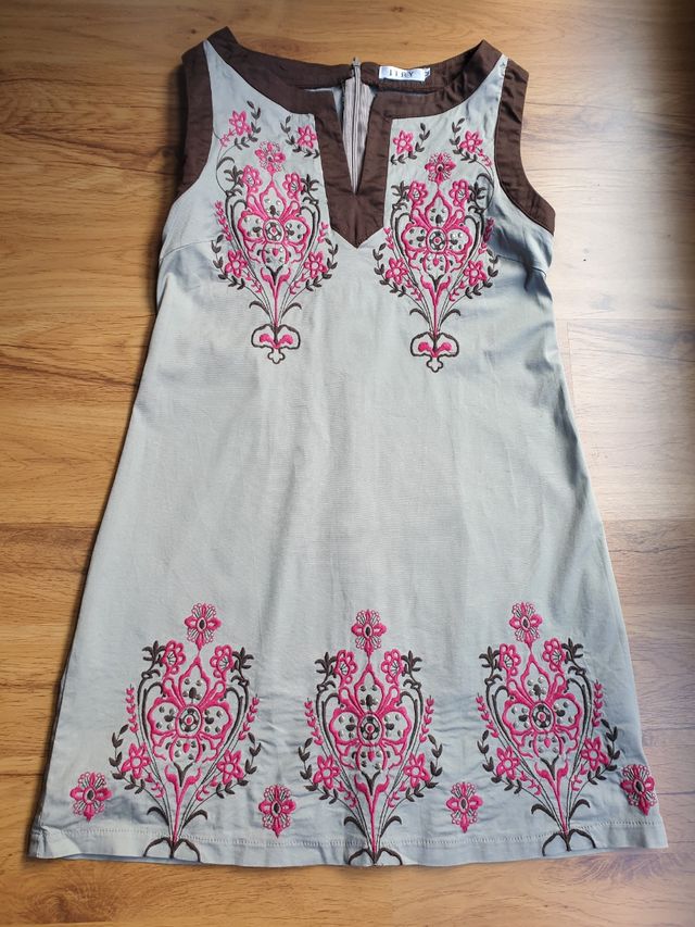 Vestido beige con bordado en rosa