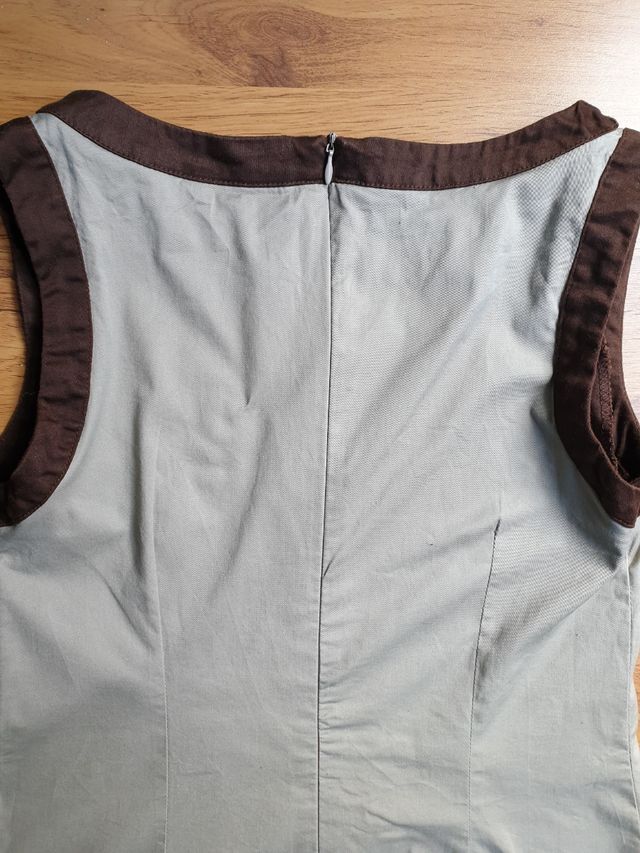 Vestido beige con bordado en rosa