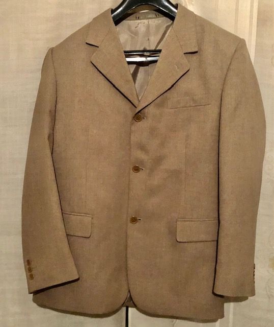 Traje de caballero con etiqueta.