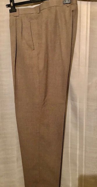 Traje de caballero con etiqueta.