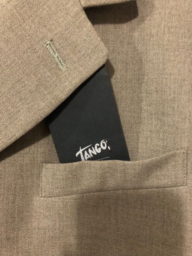 Traje de caballero con etiqueta.