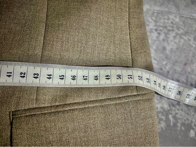 Traje de caballero con etiqueta.