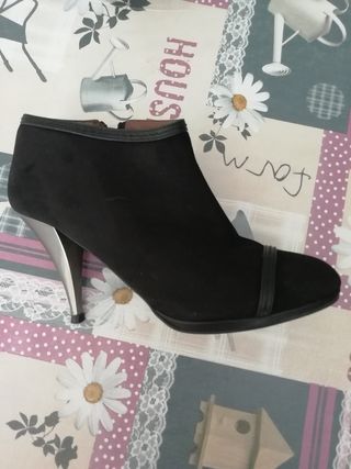 Botines tacon plateado talla 39 de segunda mano por 5 EUR en Huelva en  WALLAPOP
