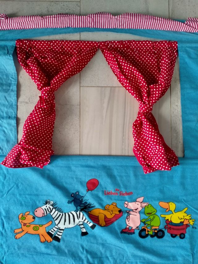 Teatro de tela y 4 Marionetas.