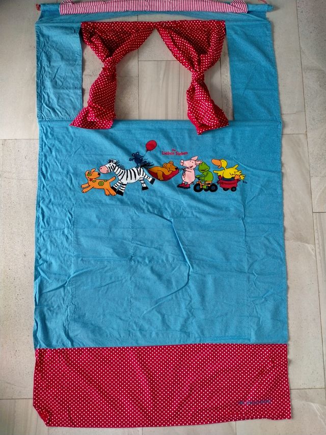 Teatro de tela y 4 Marionetas.