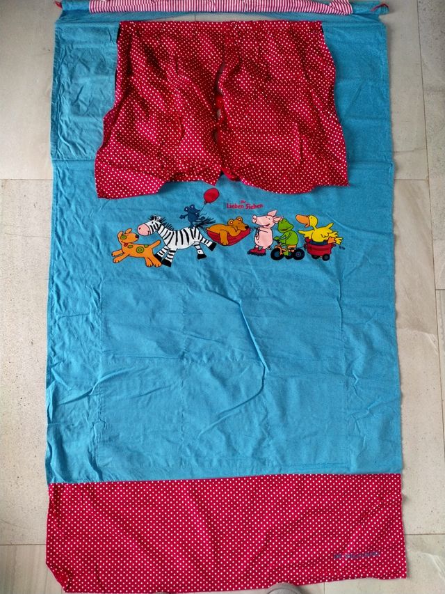 Teatro de tela y 4 Marionetas.