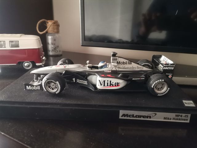 Fórmula 1 escala 1:18y taxis de escala 1:43