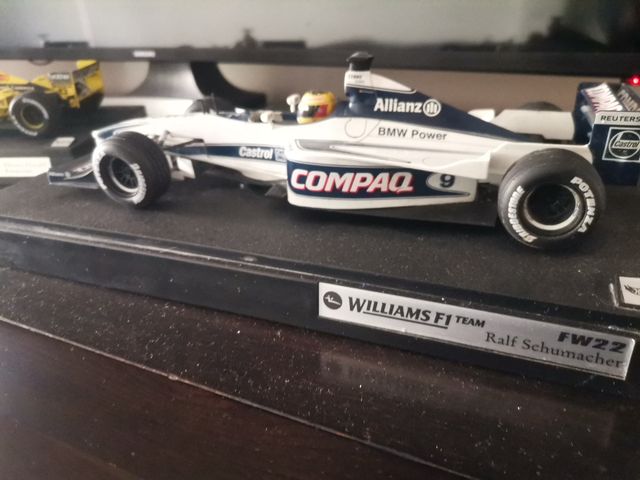 Fórmula 1 escala 1:18y taxis de escala 1:43