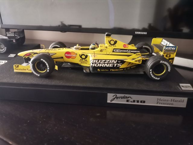 Fórmula 1 escala 1:18y taxis de escala 1:43