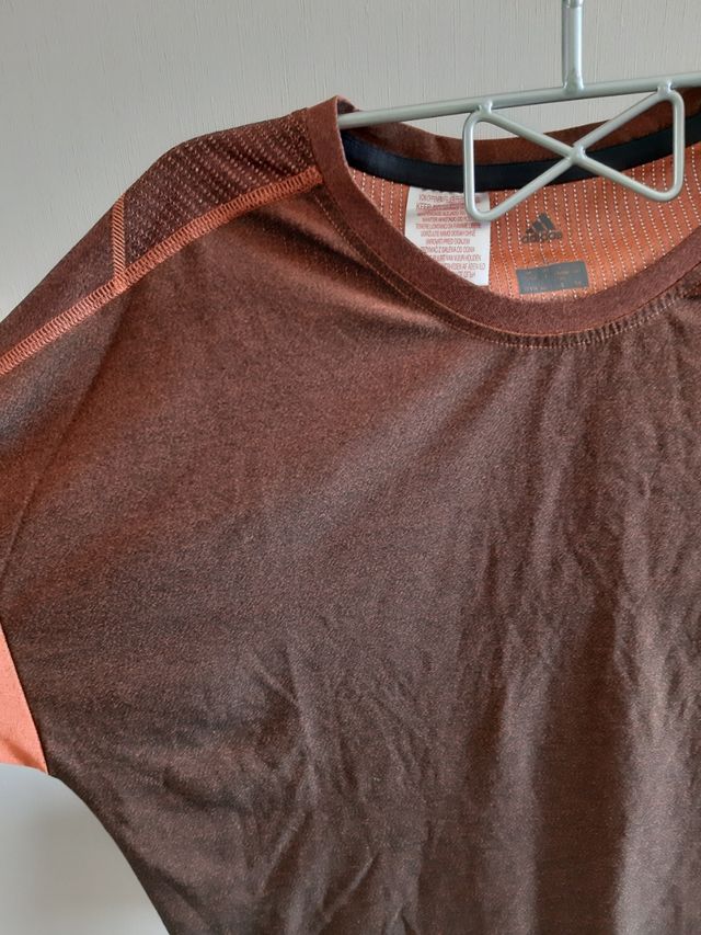 Adidas camiseta.
