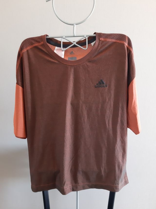 Adidas camiseta.