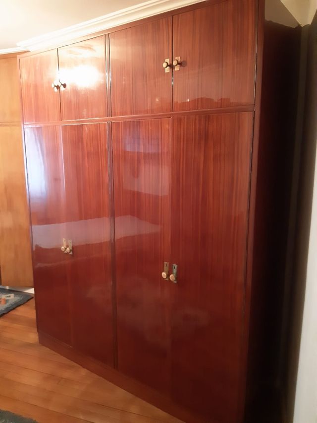 Armario de madera maciza de segunda mano por 140 € en Santurtzi en WALLAPOP