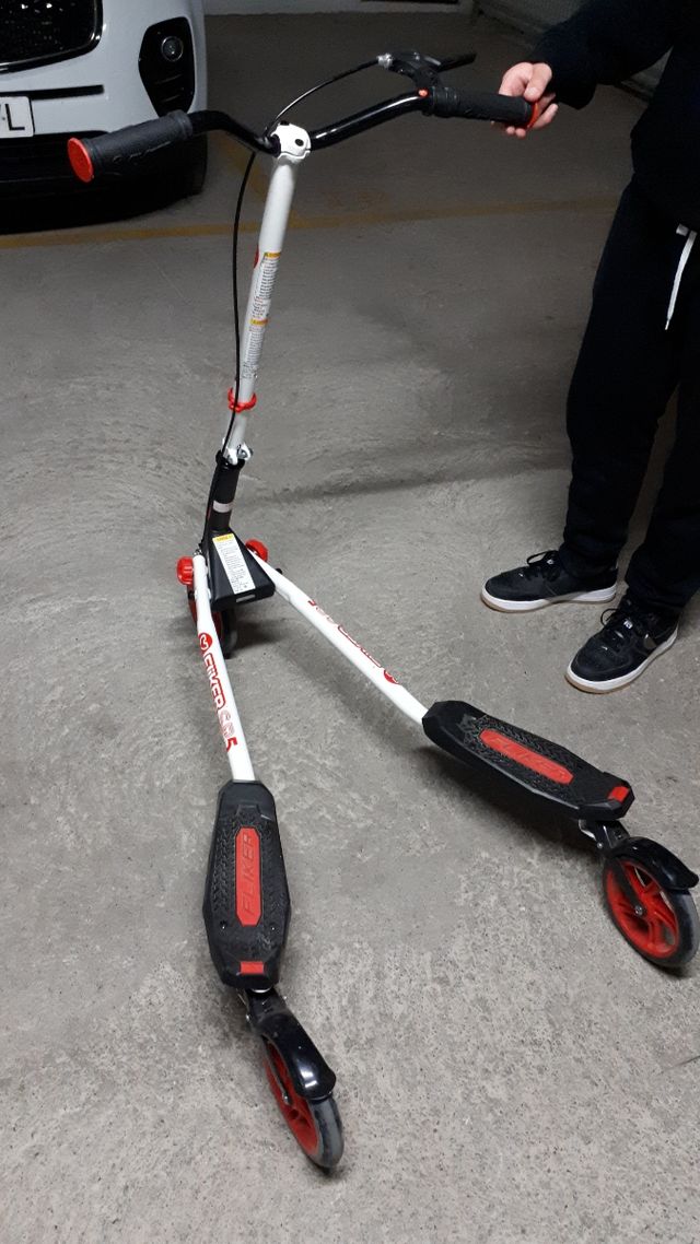 Patín de tres ruedas