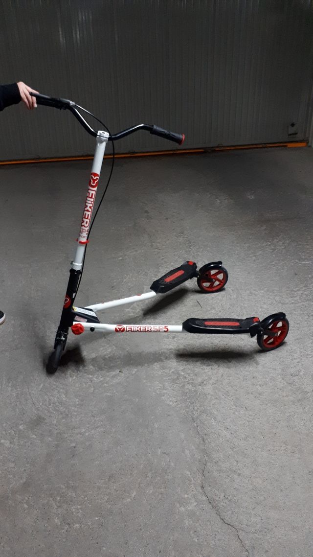 Patín de tres ruedas