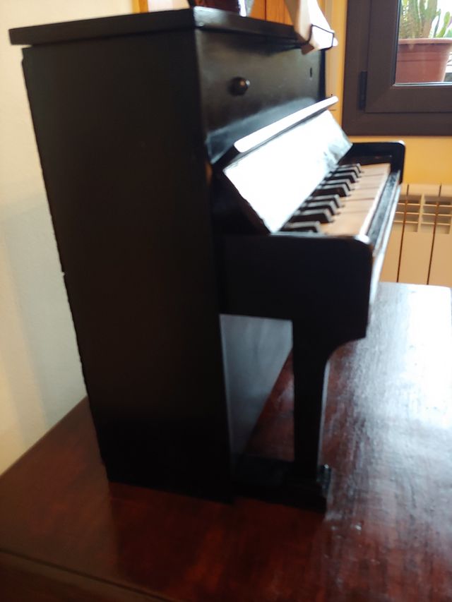 Piano de juguete.