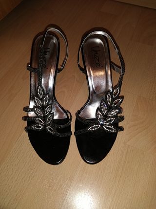 Sandalias tacón negra joya fiesta mujer nueva de segunda mano por 28 EUR en  Barcelona en WALLAPOP