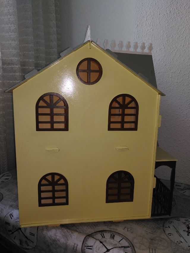 Casa de muñecas de madera