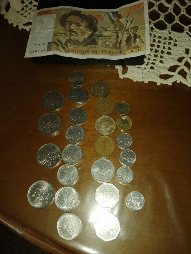 Monedas francos franceses y 3 billete