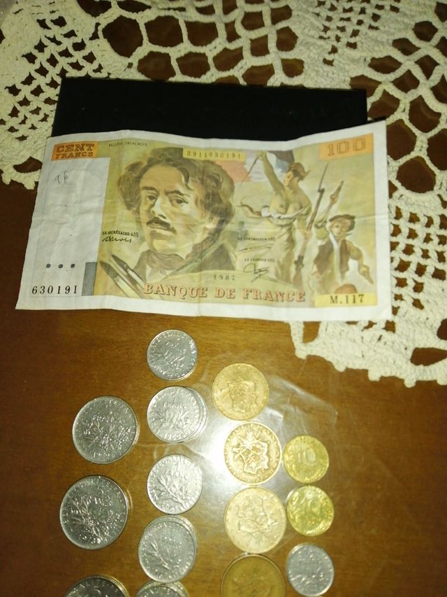 Monedas francos franceses y 3 billete