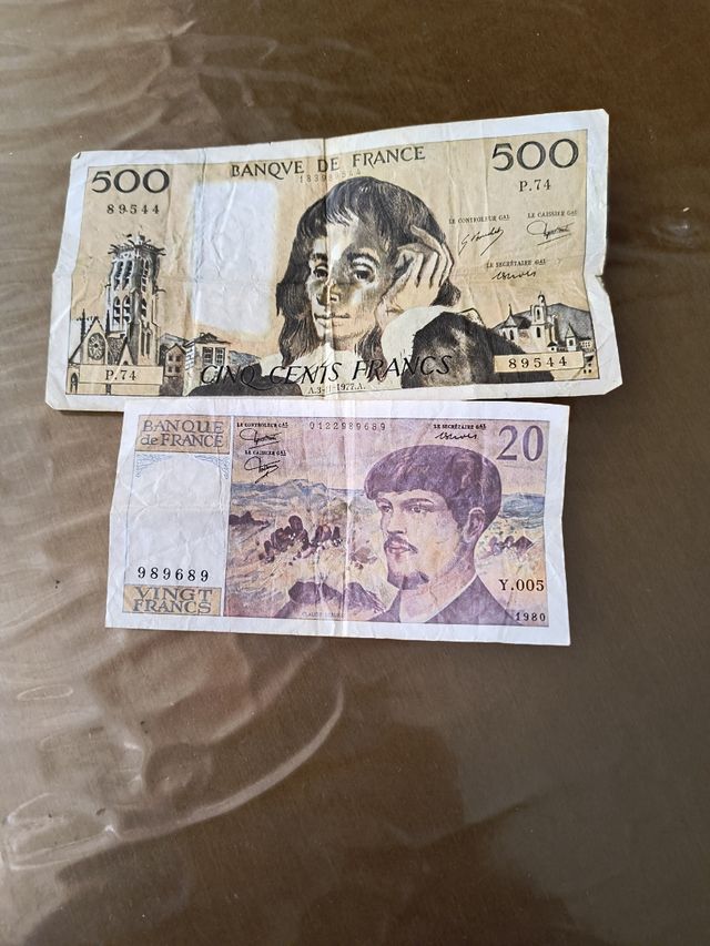 Monedas francos franceses y 3 billete