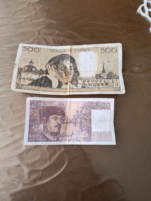 Monedas francos franceses y 3 billete