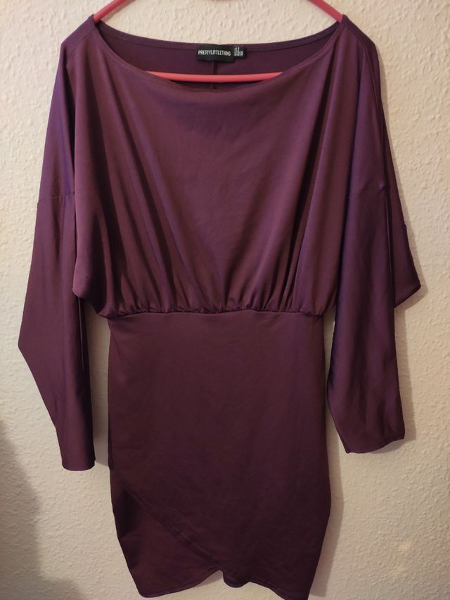 Vestido morado de Prettylittlething