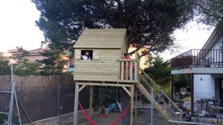 CASITA EN ARBOL 2,6 X 2 M INSTALADA EN TU JARDÍN