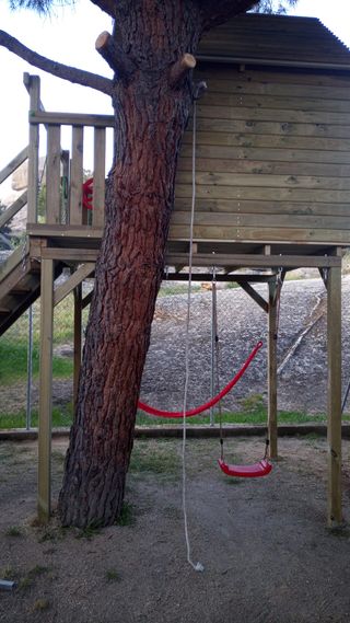 CASITA EN ARBOL 2,6 X 2 M INSTALADA EN TU JARDÍN