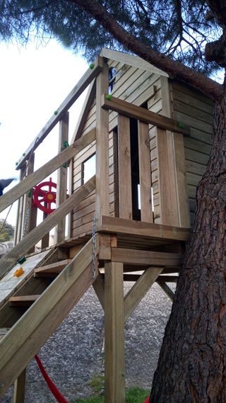 CASITA EN ARBOL 2,6 X 2 M INSTALADA EN TU JARDÍN