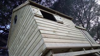CASITA EN ARBOL 2,6 X 2 M INSTALADA EN TU JARDÍN