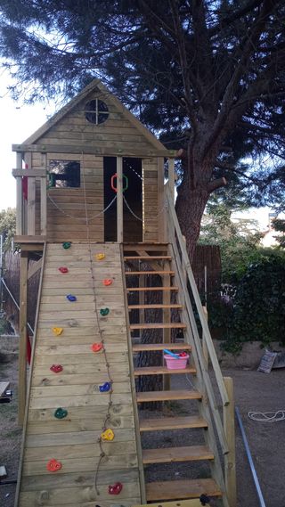 CASITA EN ARBOL 2,6 X 2 M INSTALADA EN TU JARDÍN