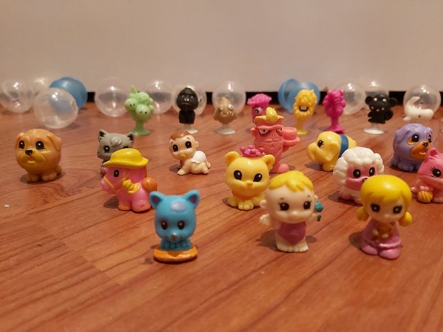 Squinkies y stikeez. 33 muñecos y 20 bolas