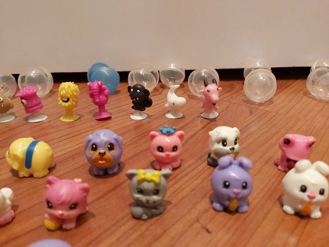 Squinkies y stikeez. 33 muñecos y 20 bolas
