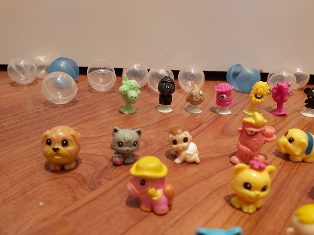 Squinkies y stikeez. 33 muñecos y 20 bolas