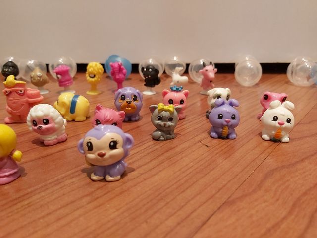 Squinkies y stikeez. 33 muñecos y 20 bolas