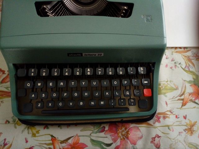 MAQUINA DE ESCRIBIR OLIVETTI LETTERA 32