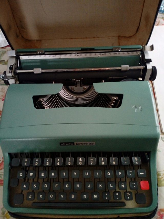 MAQUINA DE ESCRIBIR OLIVETTI LETTERA 32