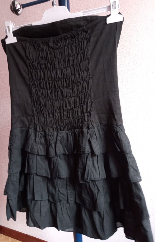 Vestido palabra de honor negro con volantes 
