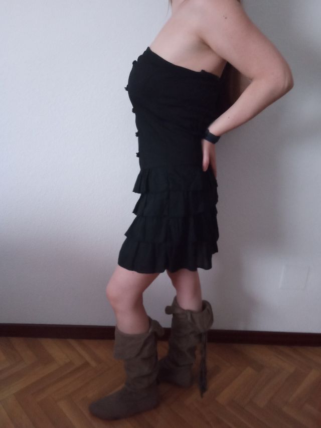 Vestido palabra de honor negro con volantes 