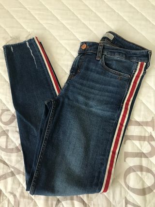 Pantalón vaquero Mujer Zara, t 34 de segunda mano por 7 EUR en Villanueva  de Castellón en WALLAPOP