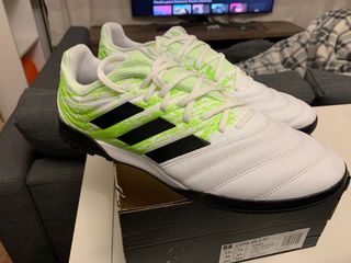 Botas de futbol Nuevas talla 46 de segunda mano por 30 EUR en Madrid en  WALLAPOP